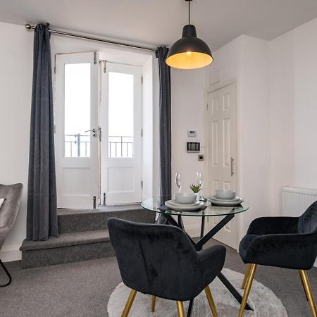 The Croston Balcony Apartment- Morecambe Central Promenade, Beach Front And Sea Views ภายนอก รูปภาพ