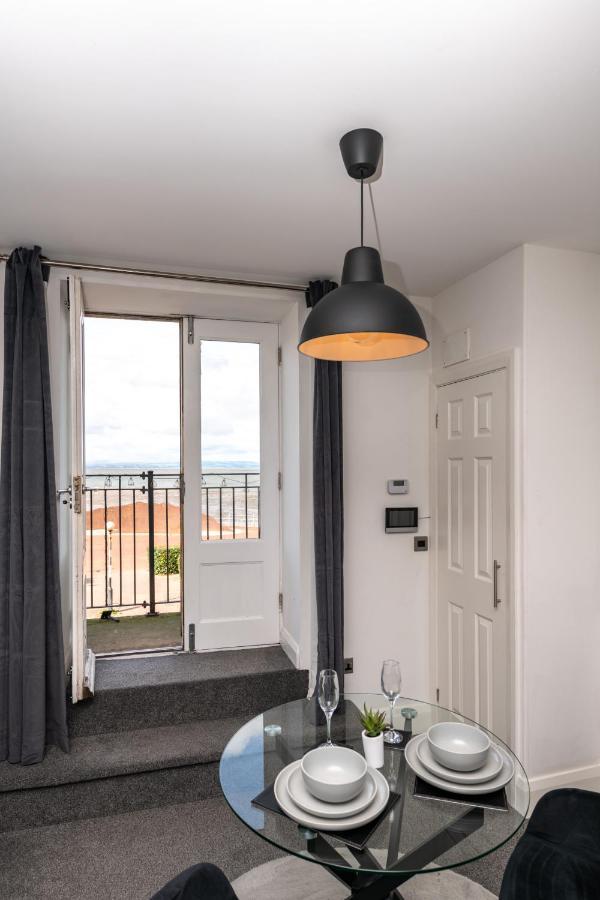 The Croston Balcony Apartment- Morecambe Central Promenade, Beach Front And Sea Views ภายนอก รูปภาพ