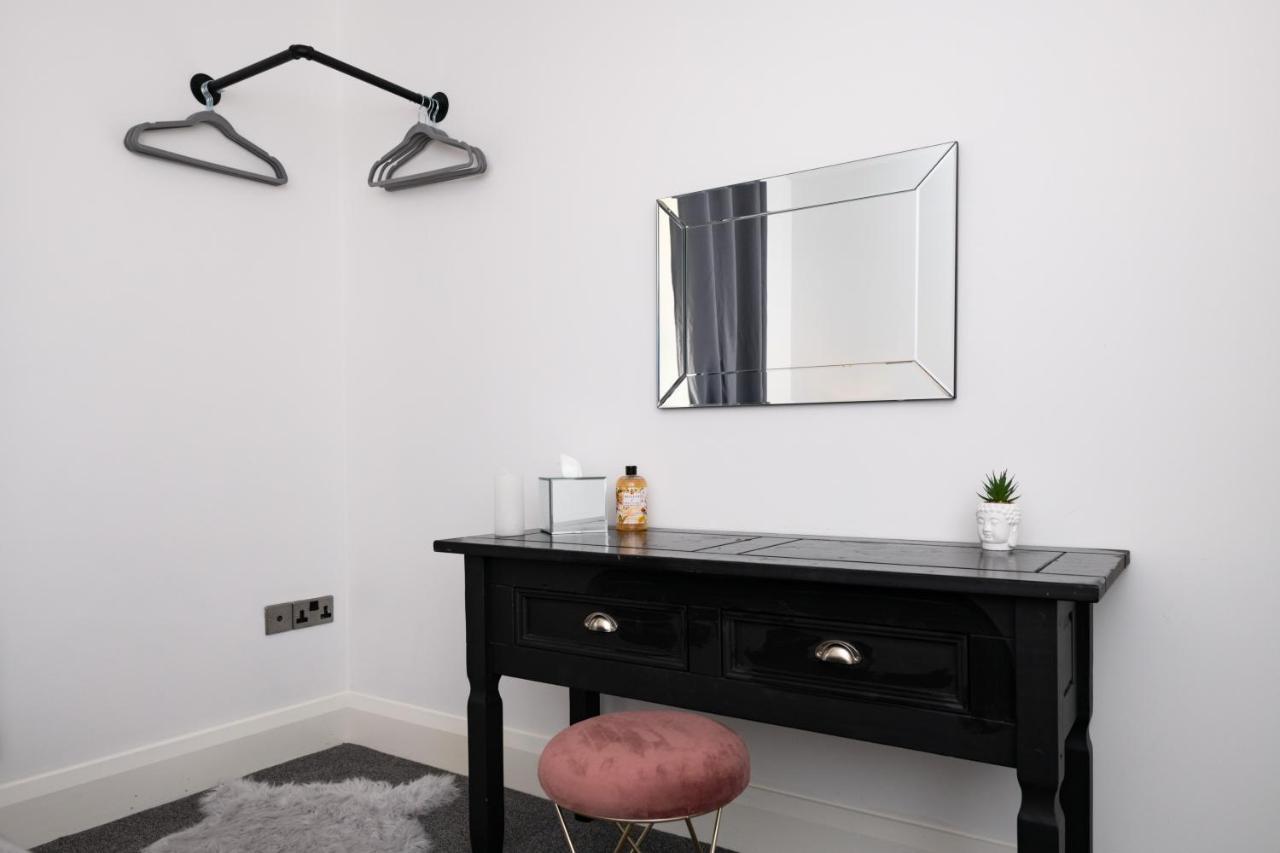 The Croston Balcony Apartment- Morecambe Central Promenade, Beach Front And Sea Views ภายนอก รูปภาพ
